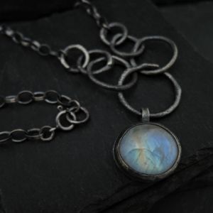 srebrny wisior z kamieniem księżycowym
